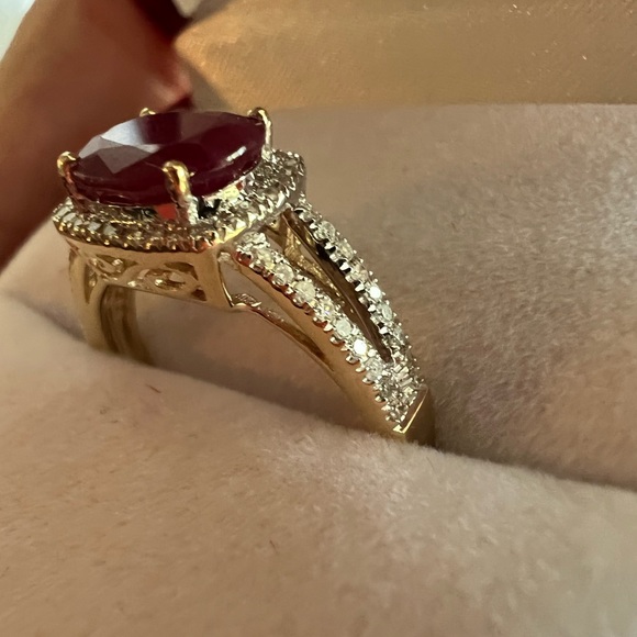 Beautiful 2.32 Carat Ruby and Diamond Ring - Picture 3 of 9